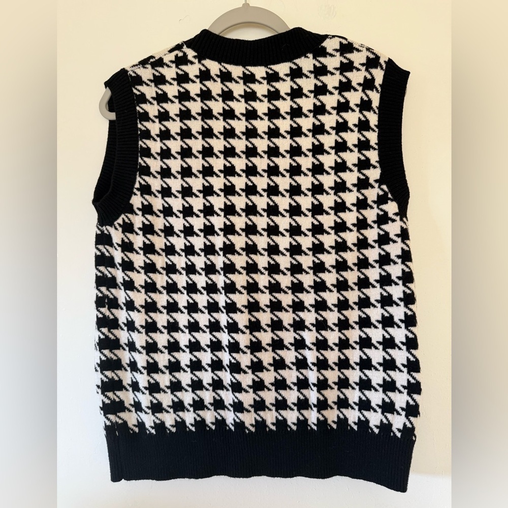 Black and White Houndstooth Sweater - Picture 2 of 4